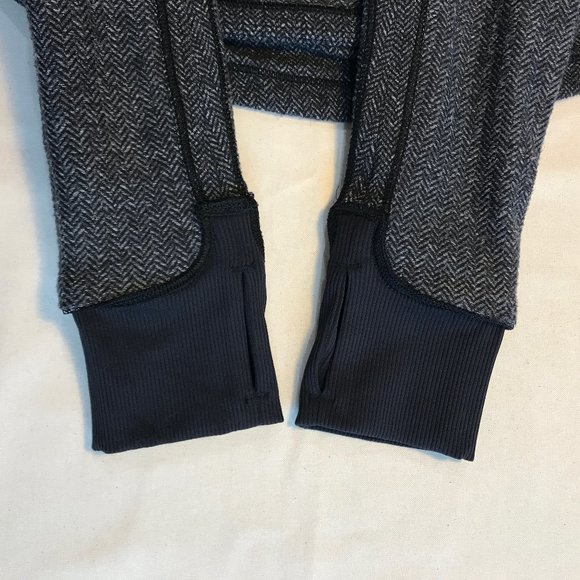 Never worn like new Lululemon Base Runner 1/2 Zip - Picture 12 of 16